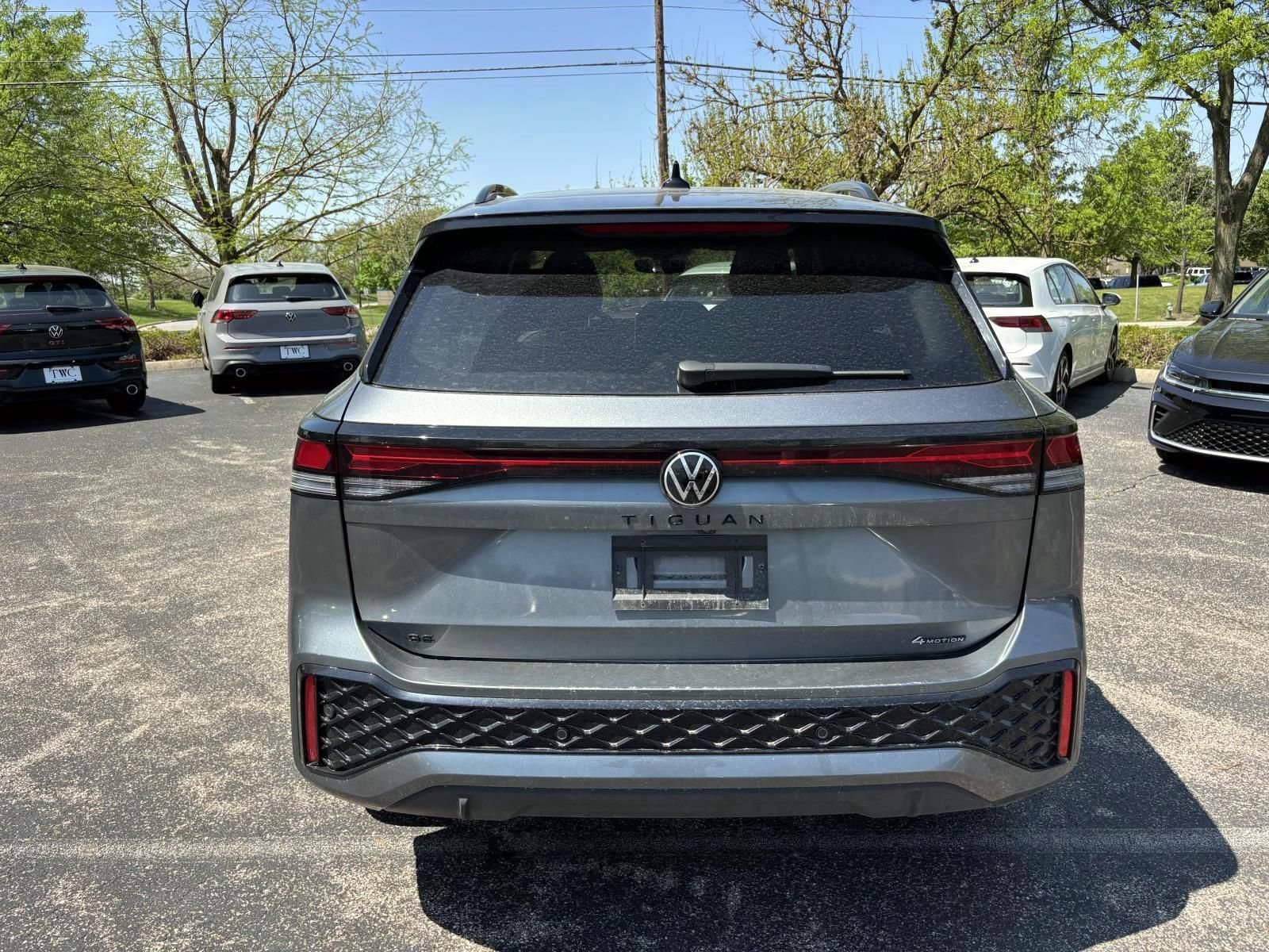 Used 2025 Volkswagen Tiguan SE R-Line AWD/4WD image 6