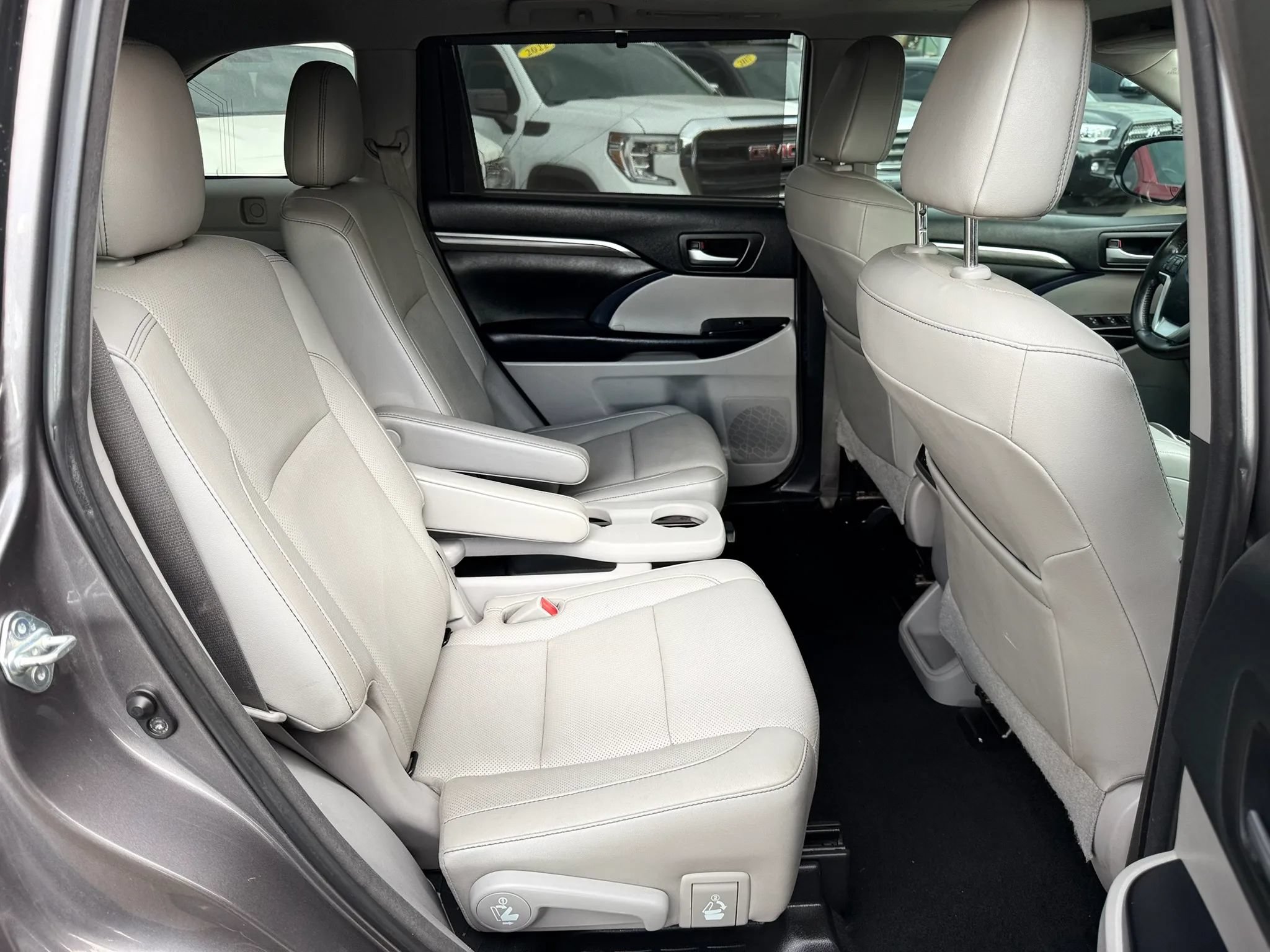 Used 2018 Toyota Highlander Limited w/ Carpet Mat Package (TMS) AWD/4WD image 20