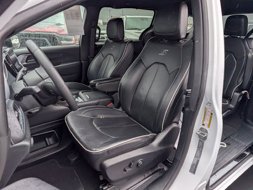 Used 2025 Chrysler Pacifica Limited FWD image 13