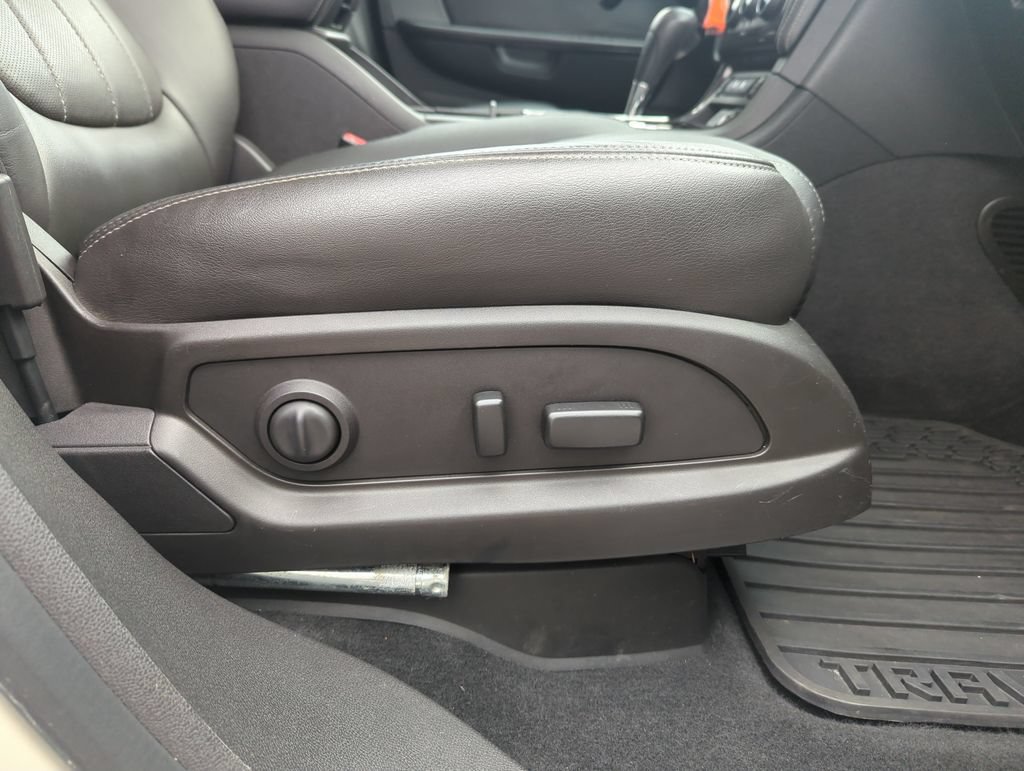 Used 2016 Chevrolet Traverse LTZ FWD image 40