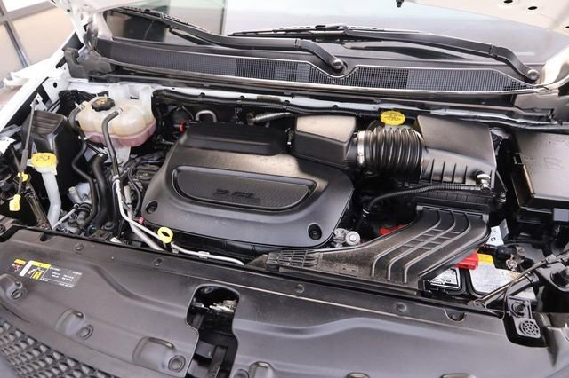 Used 2023 Chrysler Voyager LX image 28