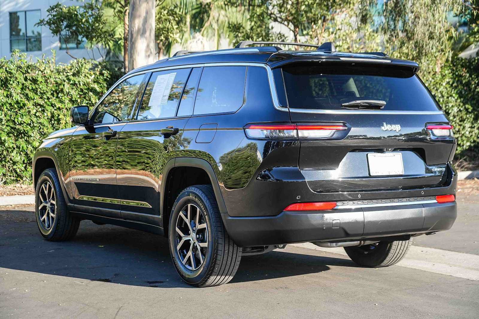 Used 2023 Jeep Grand Cherokee L Limited RWD image 8