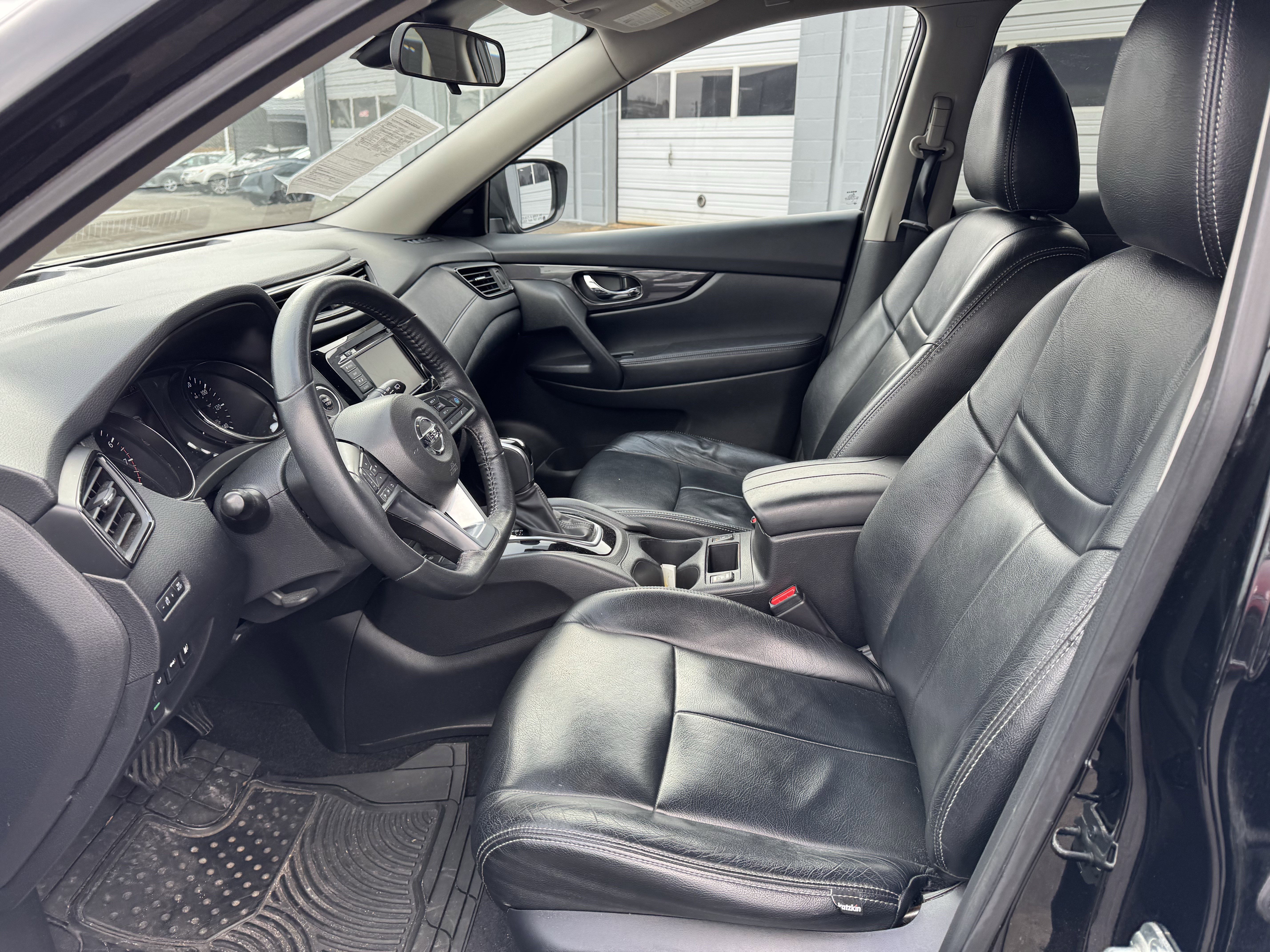 Used 2019 Nissan Rogue SV w/ Premium Package image 4