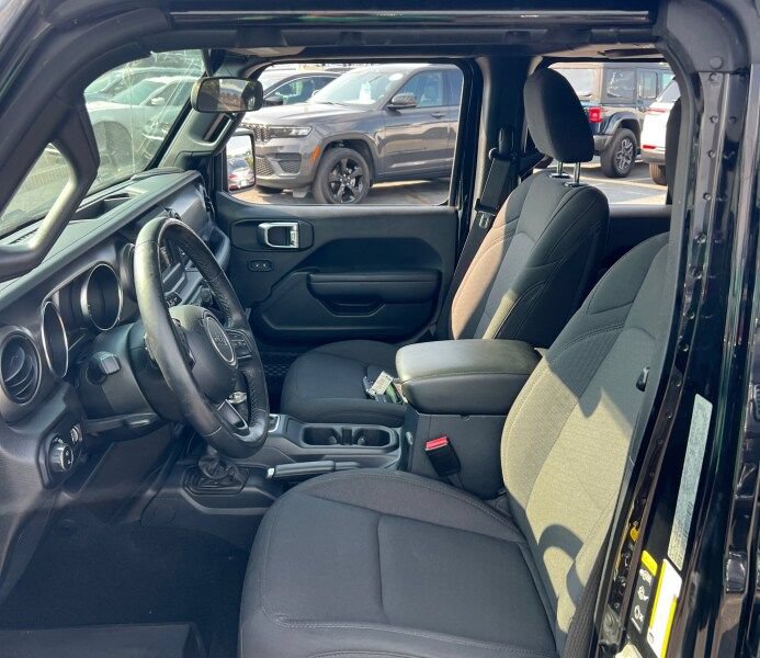 Certified 2023 Jeep Gladiator Sport AWD/4WD image 5