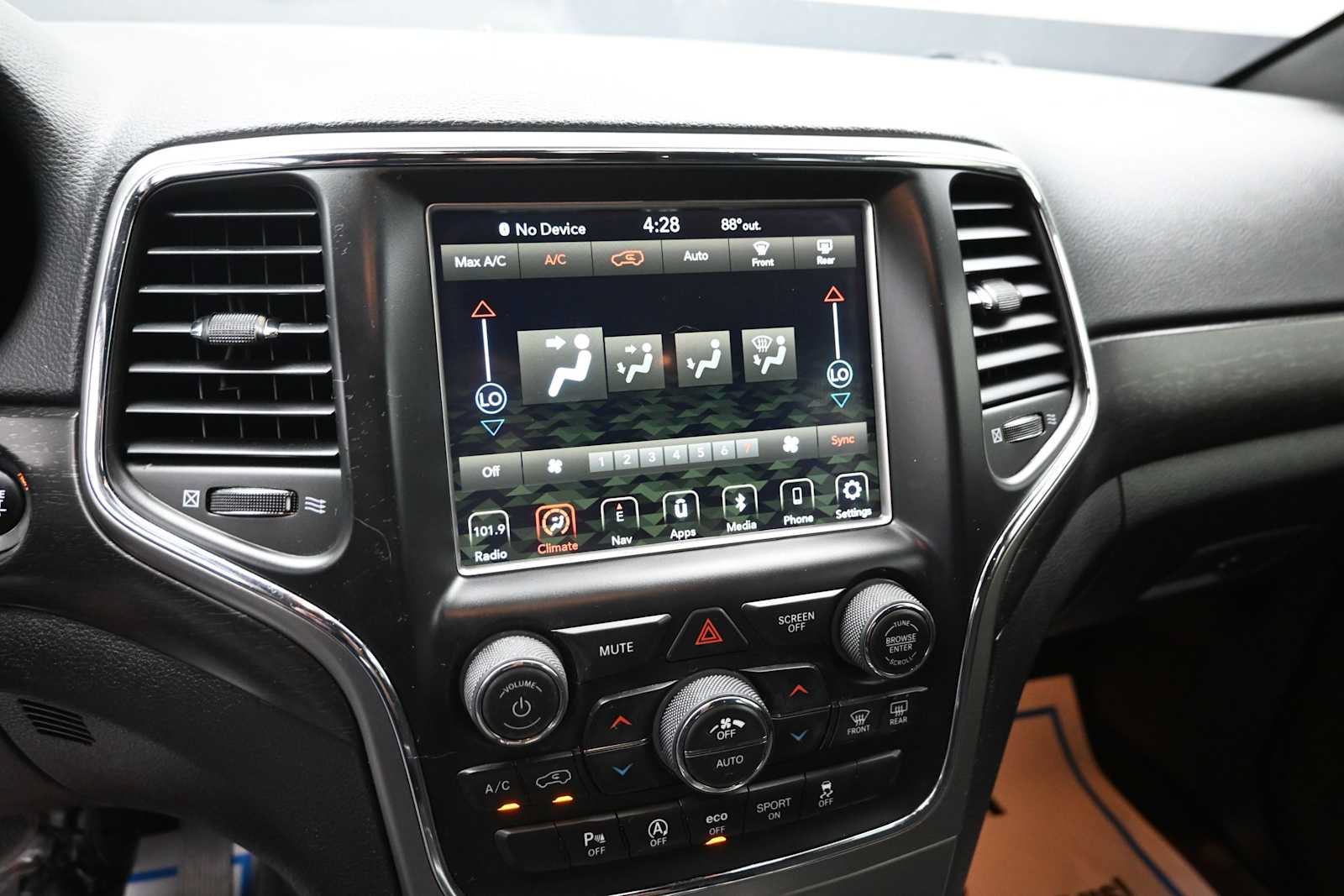 Used 2018 Jeep Grand Cherokee Laredo AWD/4WD image 19