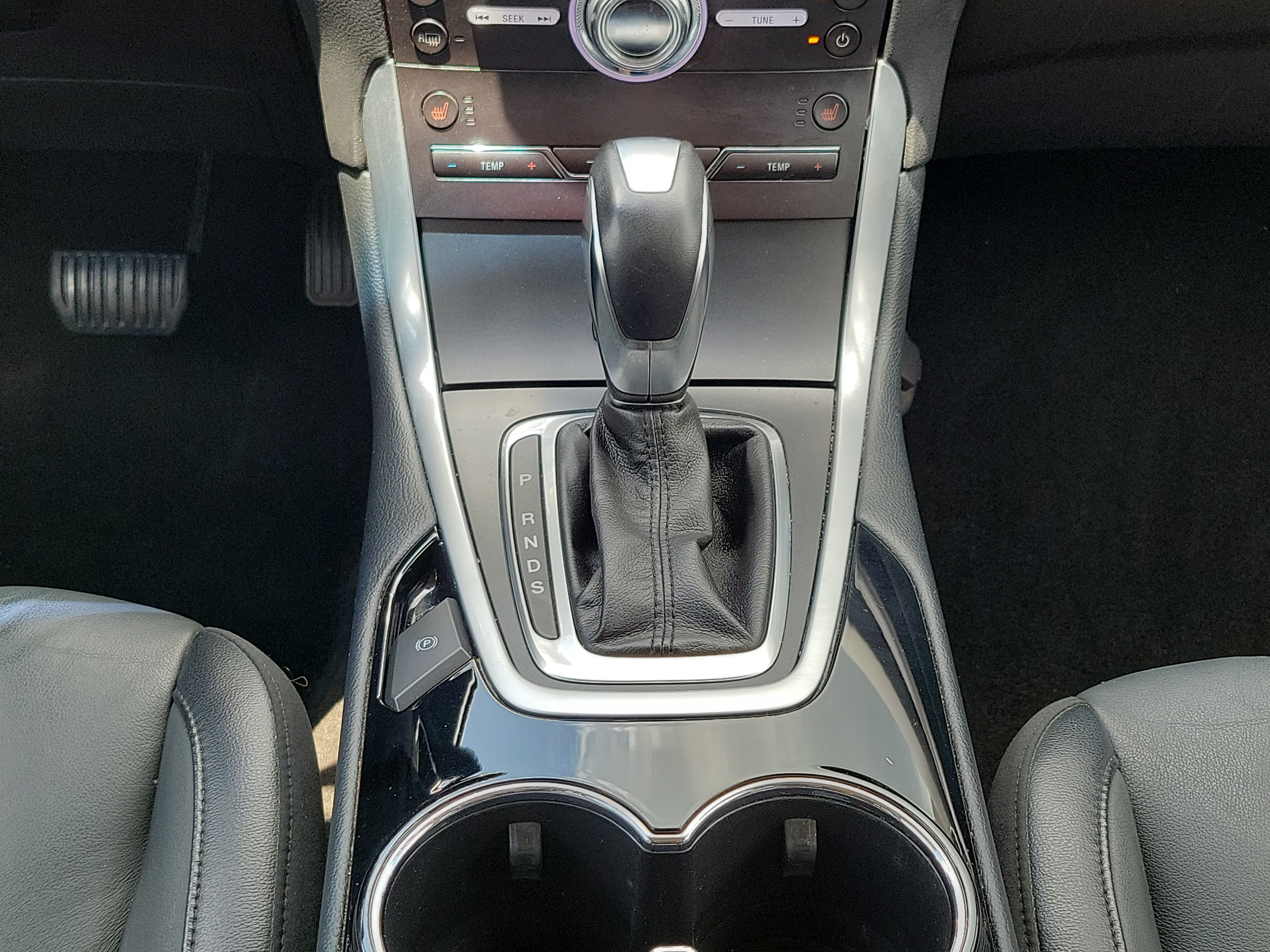 Used 2018 Ford Edge Titanium FWD image 16