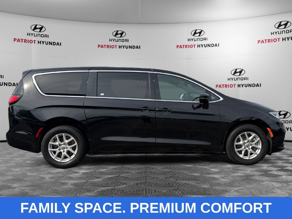 Used 2025 Chrysler Pacifica Select FWD image 2