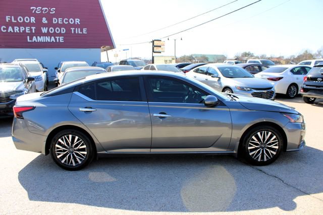 Used 2023 Nissan Altima 2.5 SV w/ SV Premium Package FWD image 2