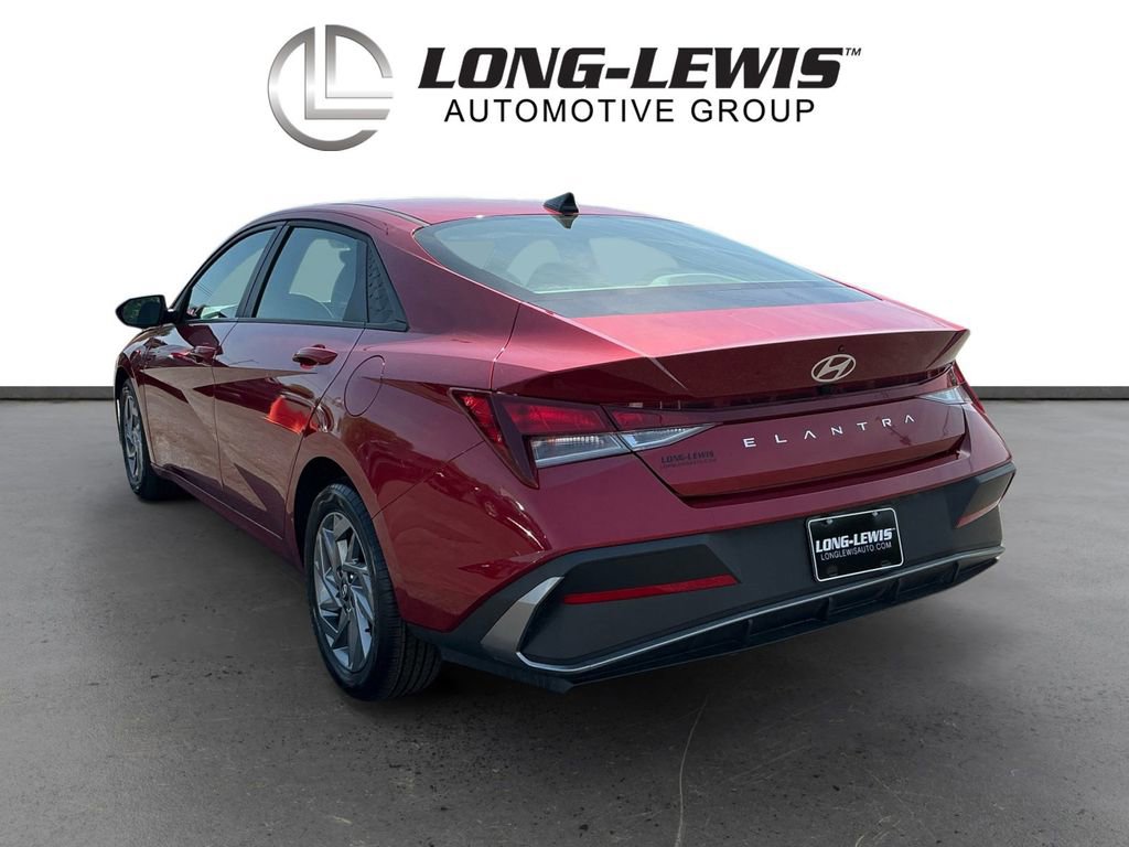 Used 2024 Hyundai Elantra SEL FWD image 4