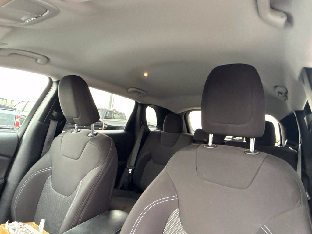 Used 2020 Jeep Cherokee Latitude w/ Cold Weather Group AWD/4WD image 19
