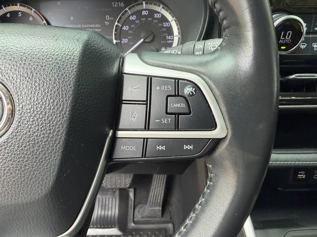 Used 2024 Toyota Highlander LE FWD image 26