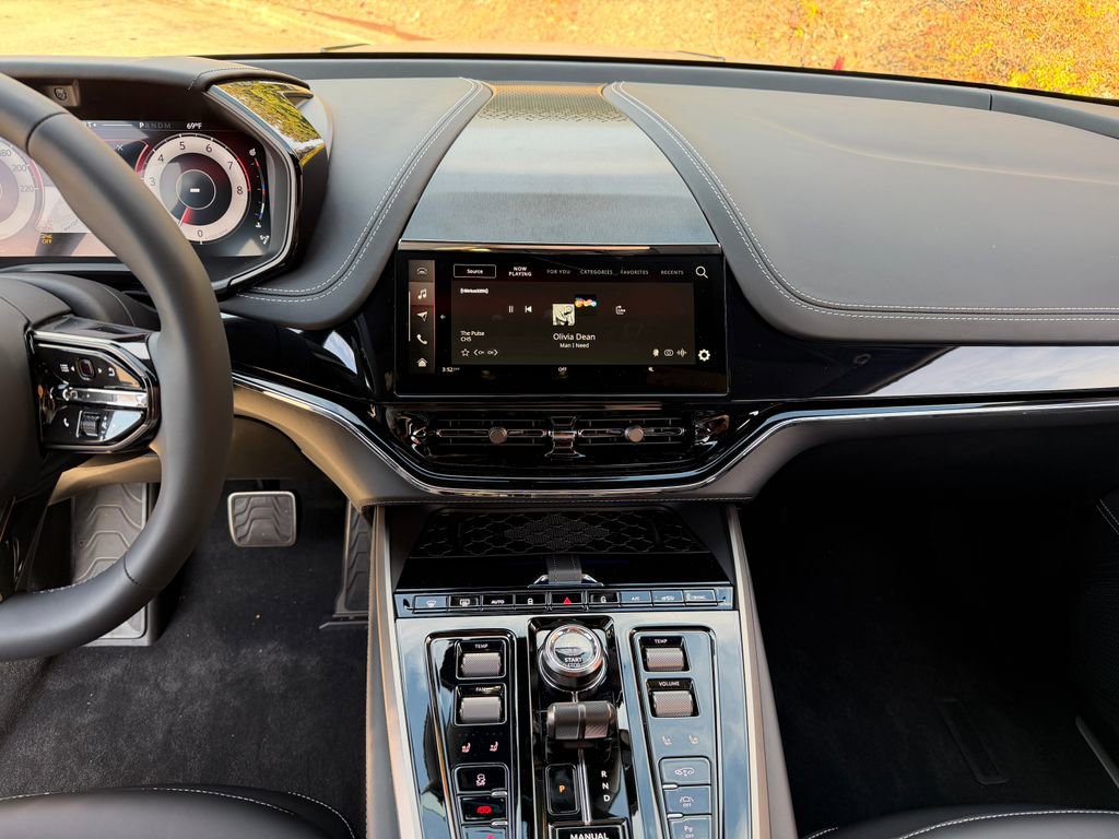 New 2026 Aston Martin DBX 707 image 23