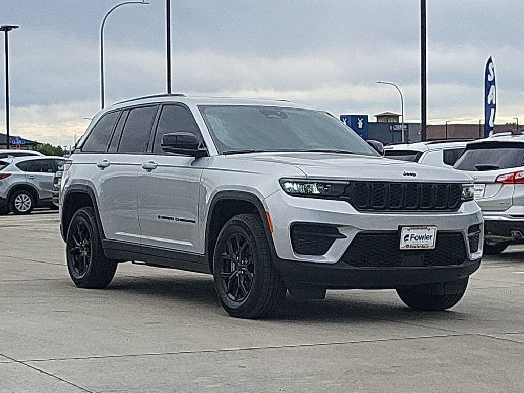 Used 2024 Jeep Grand Cherokee Altitude AWD/4WD image 2