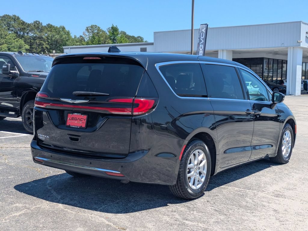 Used 2023 Chrysler Pacifica Touring-L FWD image 7