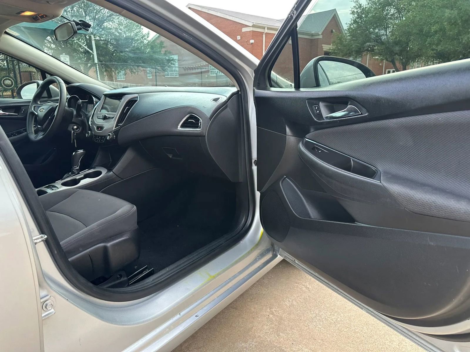 Used 2018 Chevrolet Cruze LS FWD image 21