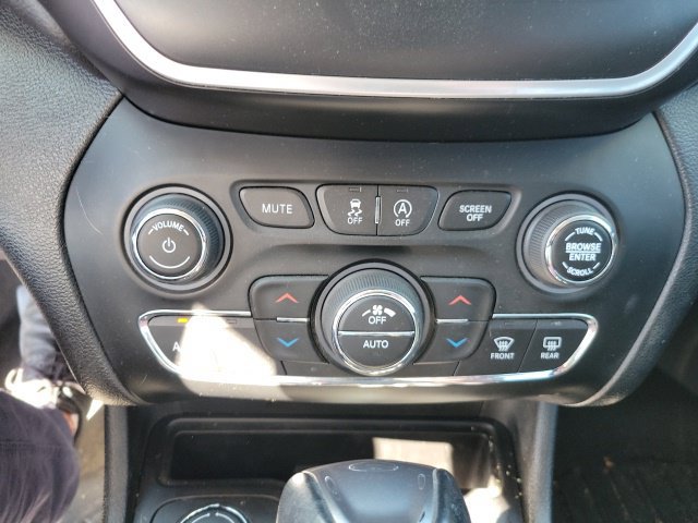 Used 2019 Jeep Cherokee Latitude Plus w/ Comfort/Convenience Group AWD/4WD image 14