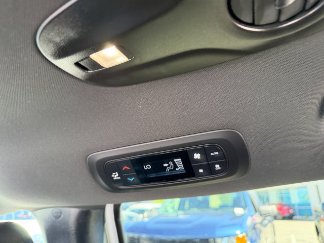 Used 2024 Chrysler Pacifica Limited FWD image 26