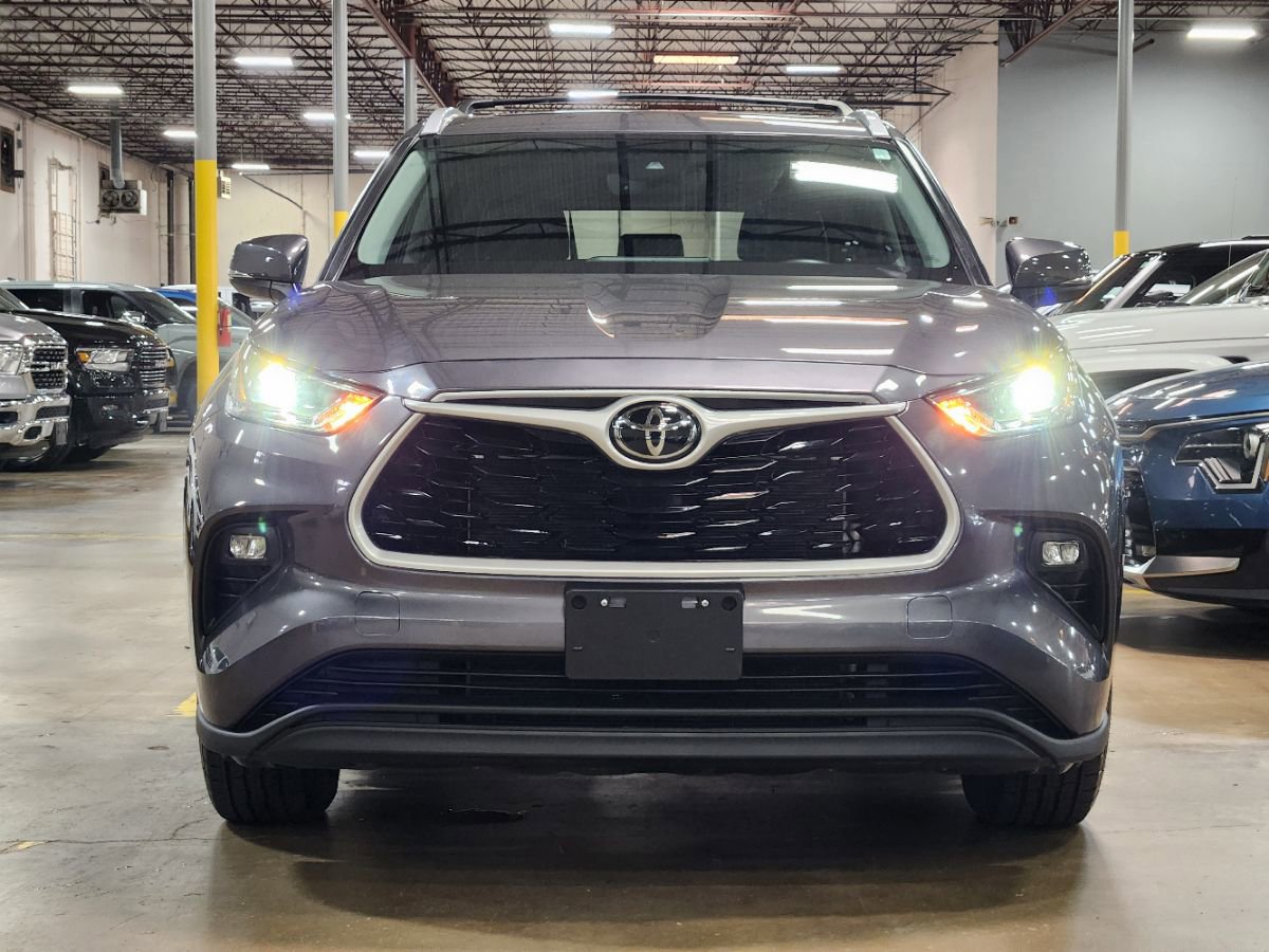 Used 2022 Toyota Highlander XLE FWD image 2