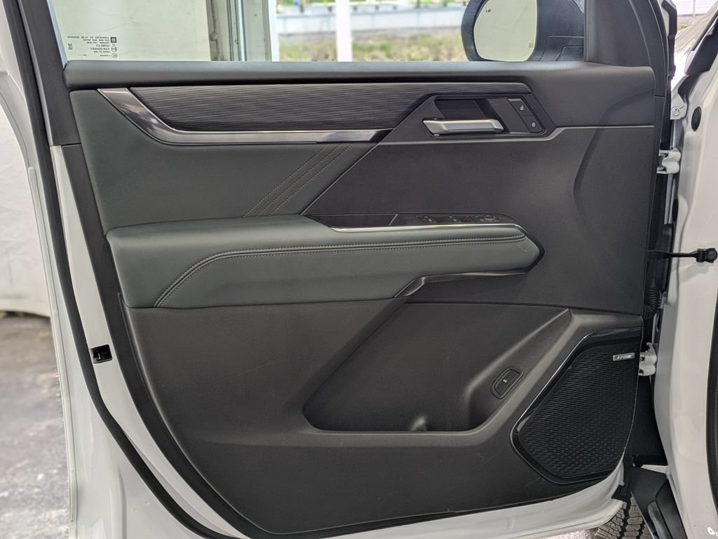 New 2026 GMC Acadia AT4 w/ LPO, Floor Liner Package AWD/4WD image 33