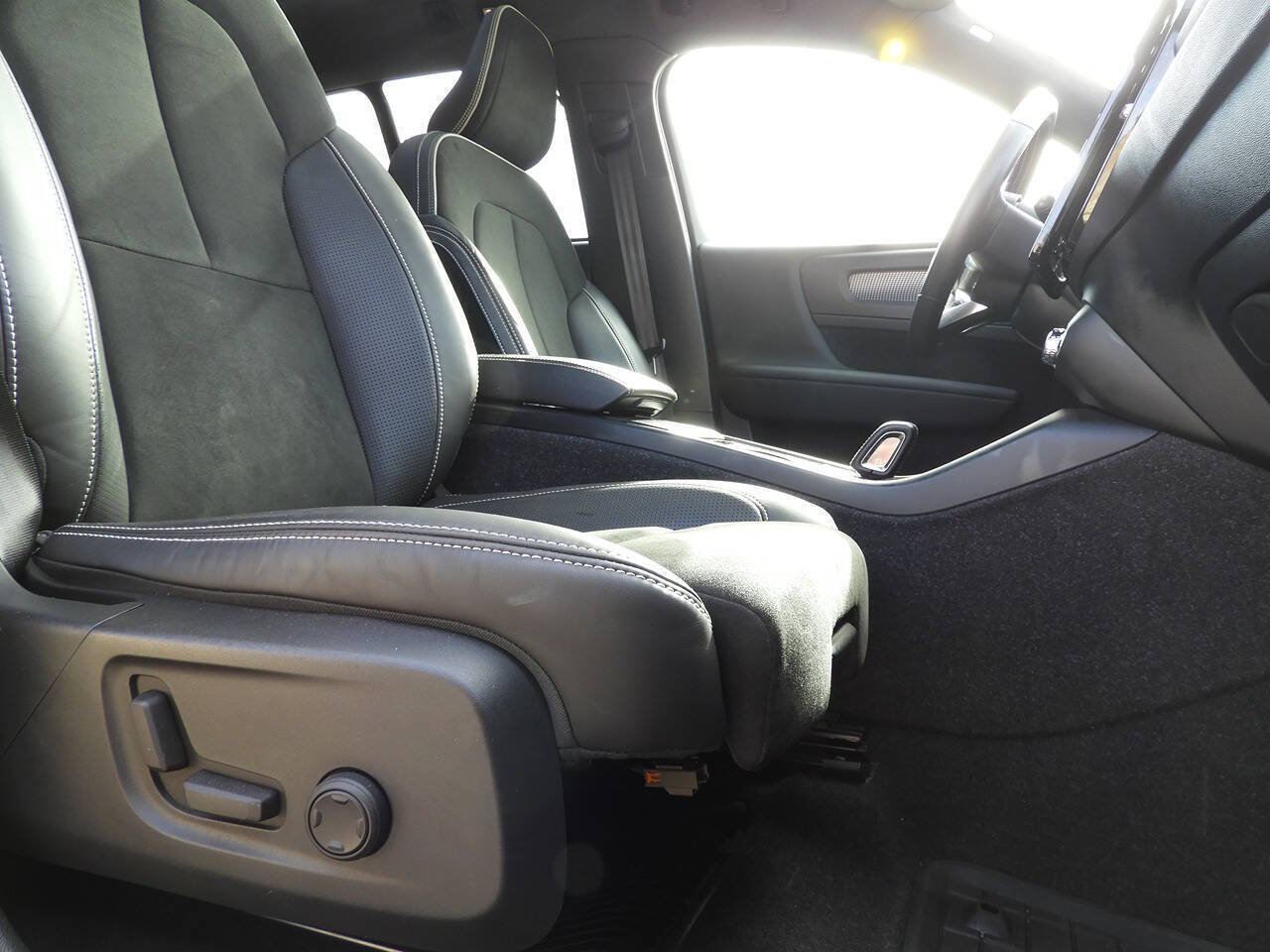 Used 2021 Volvo XC40 P8 Recharge w/ Advanced Package AWD/4WD image 36