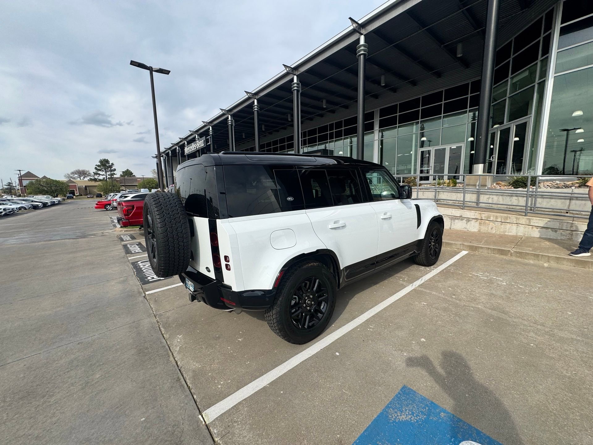Used 2023 Land Rover Defender 110 X-Dynamic SE image 7