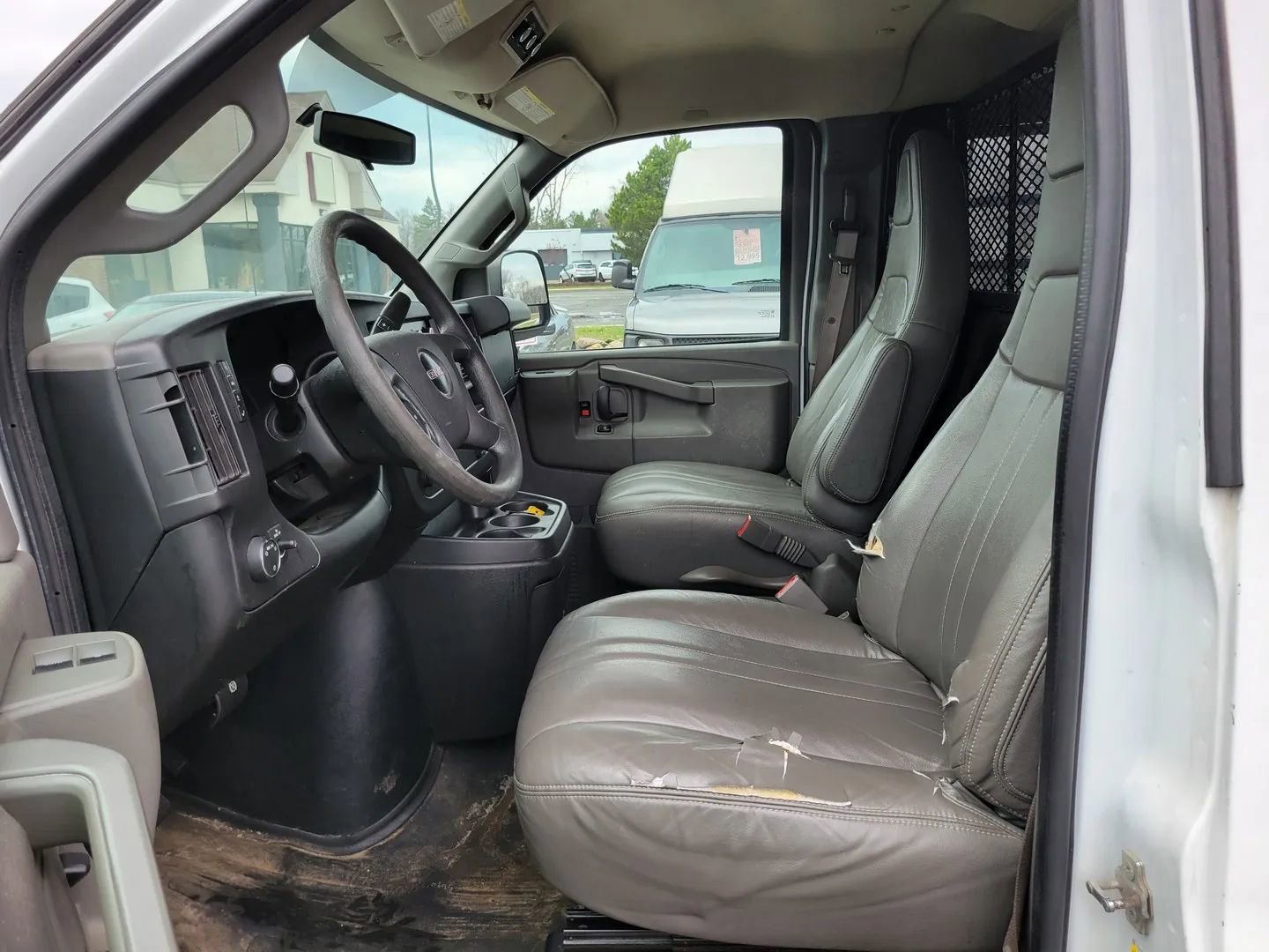 Used 2017 GMC Savana 3500 LS RWD image 2