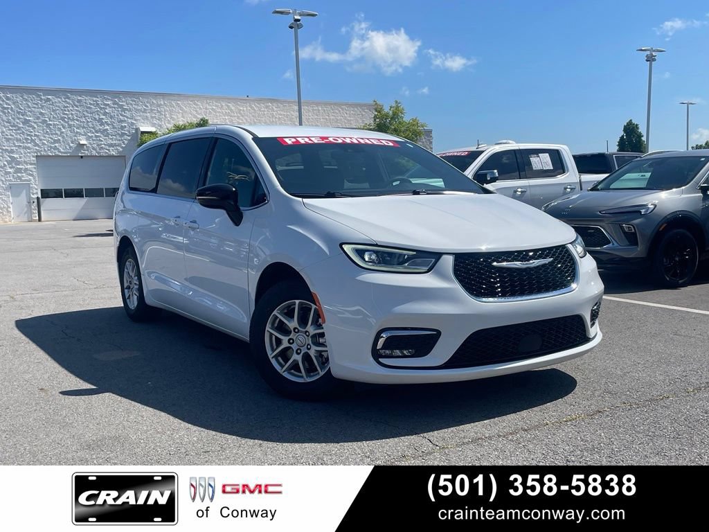 Used 2025 Chrysler Pacifica Select FWD image 1