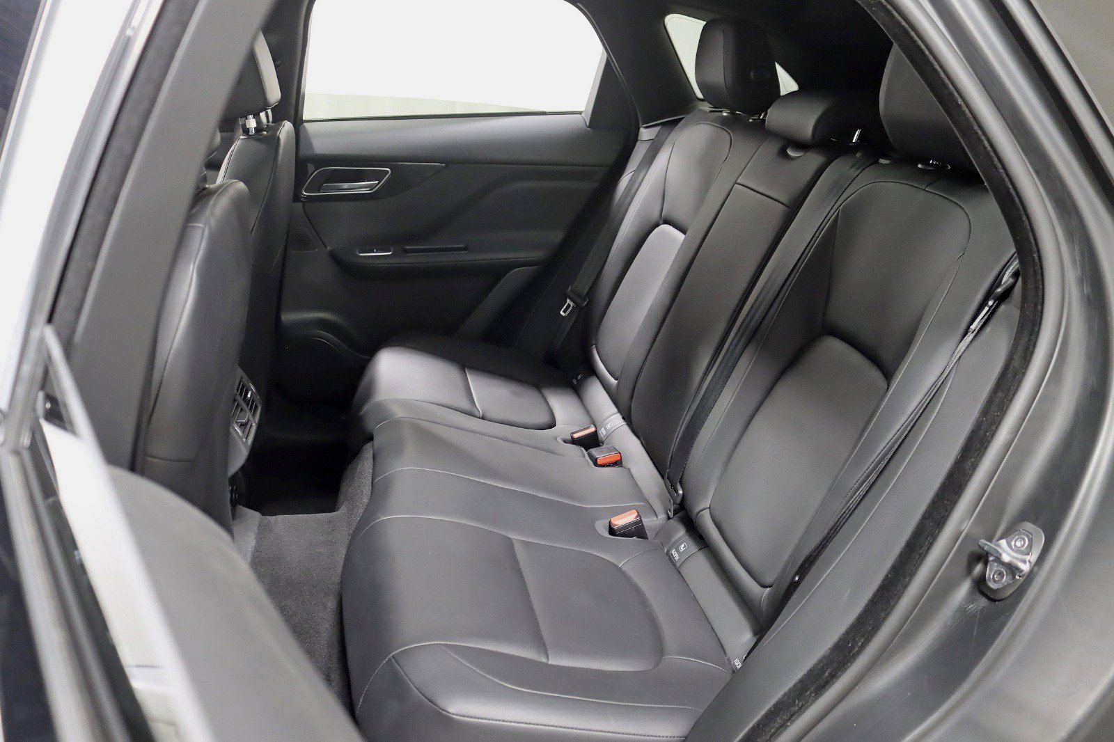 Used 2019 Jaguar F-PACE Premium image 27