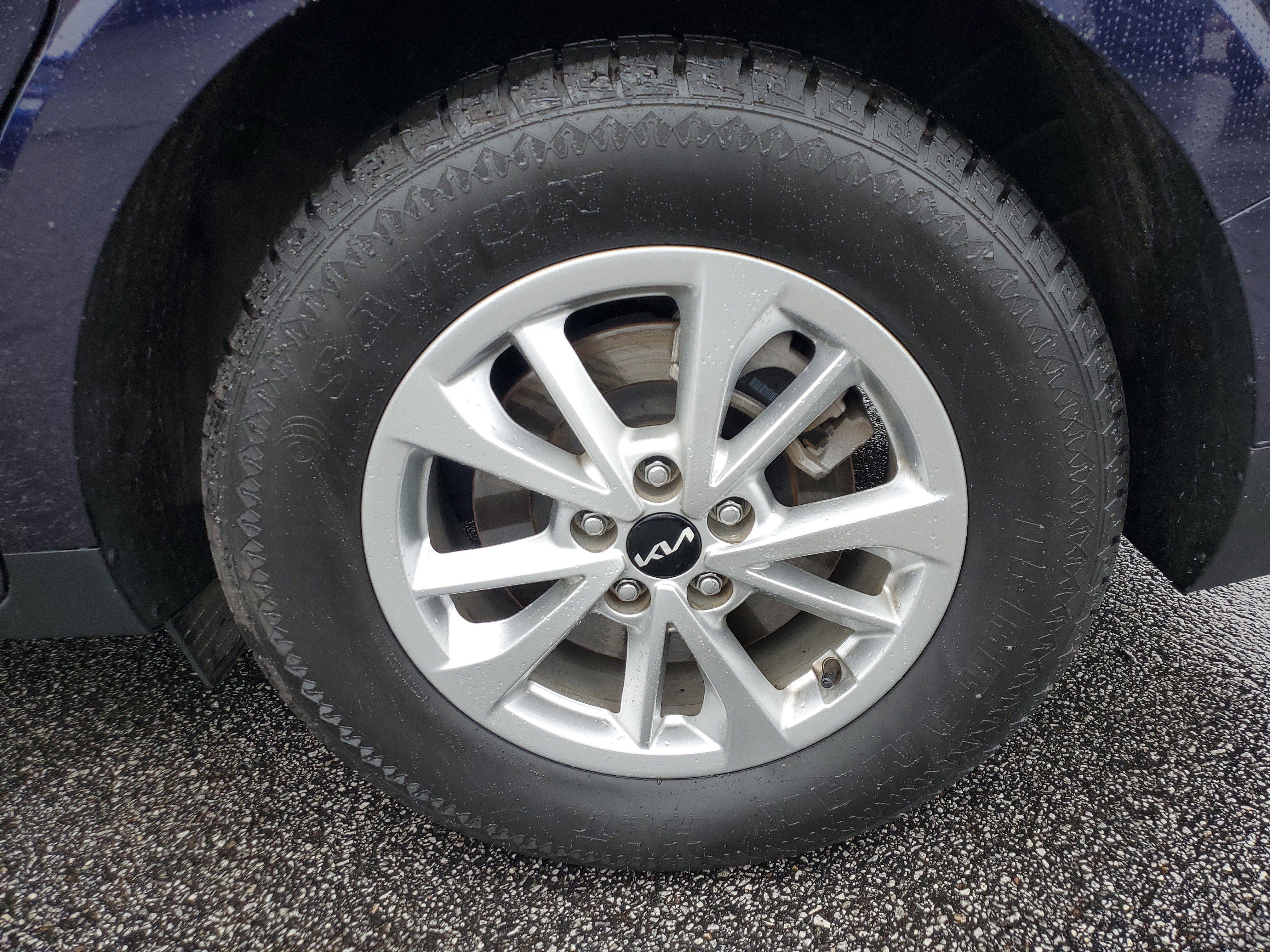 Used 2022 Kia Carnival LX image 7