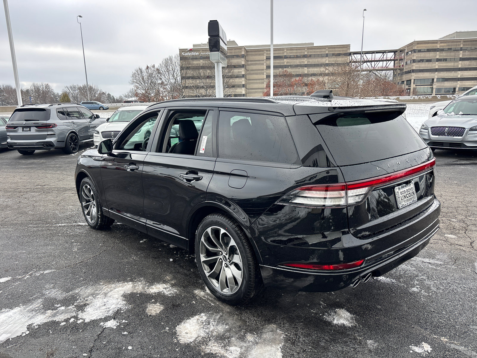 New 2026 Lincoln Aviator AWD w/ Jet Appearance Package image 5