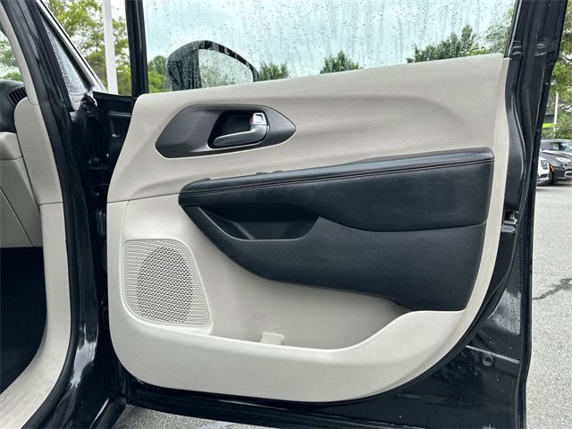 Used 2020 Chrysler Pacifica Touring-L image 23