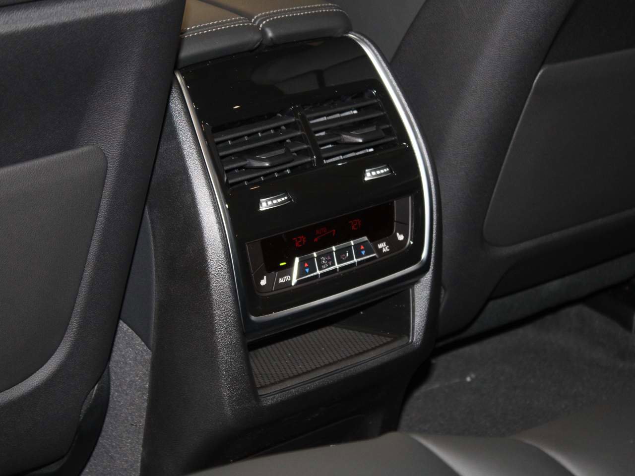 New 2026 BMW X7 M60i image 17