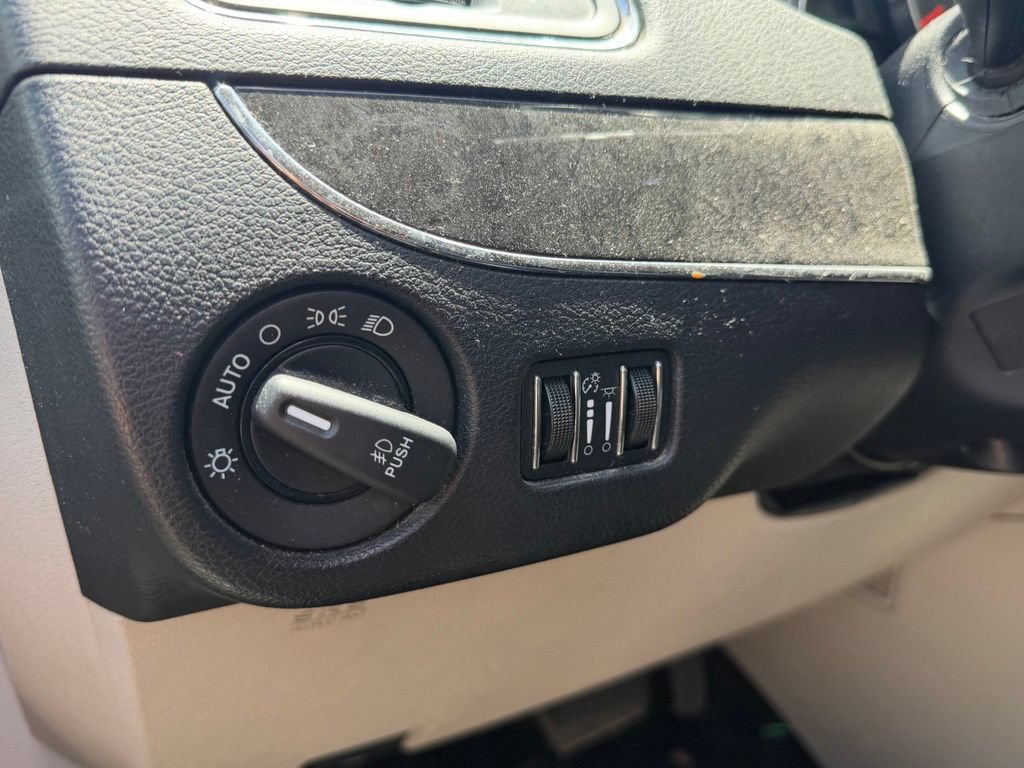 Used 2013 Chrysler Town & Country Touring FWD image 15