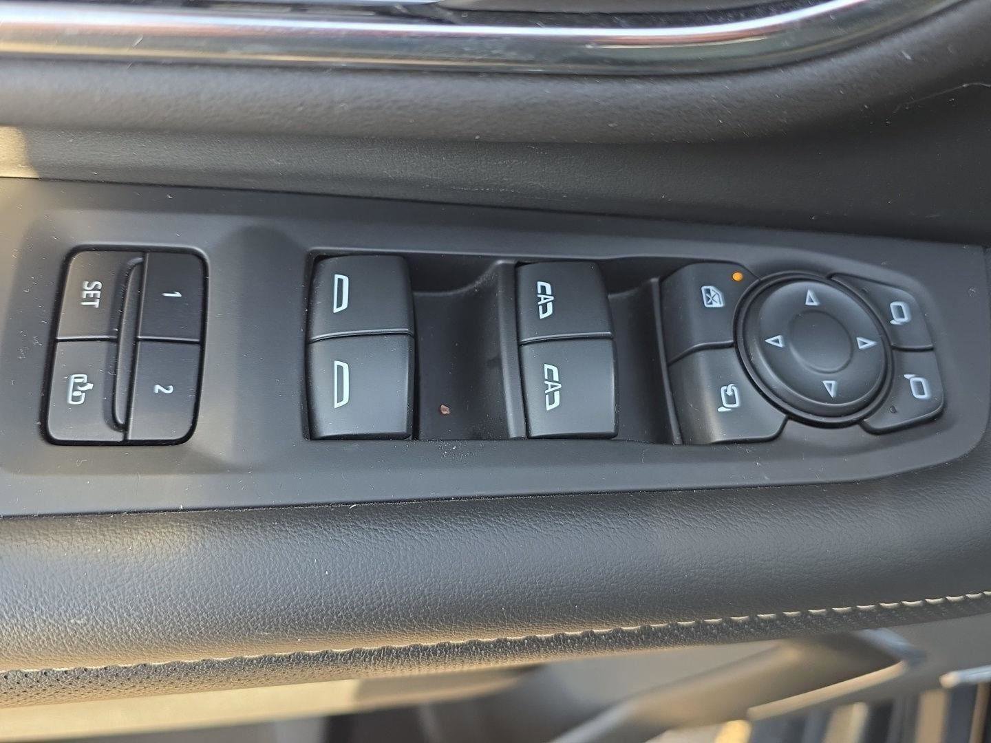 Used 2022 GMC Yukon SLT w/ SLT Premium Package image 16