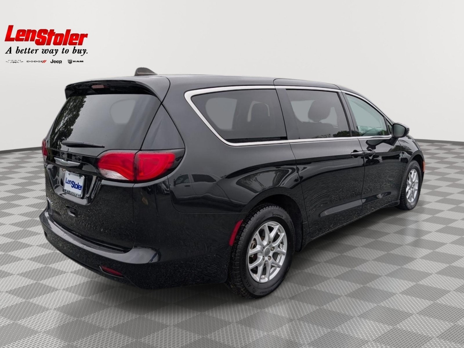 Used 2023 Chrysler Voyager LX FWD image 5