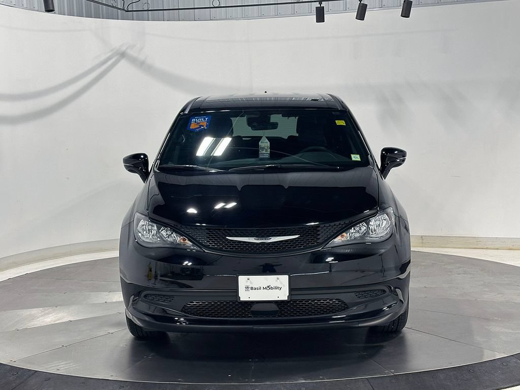 Used 2027 Chrysler Pacifica LX FWD image 3