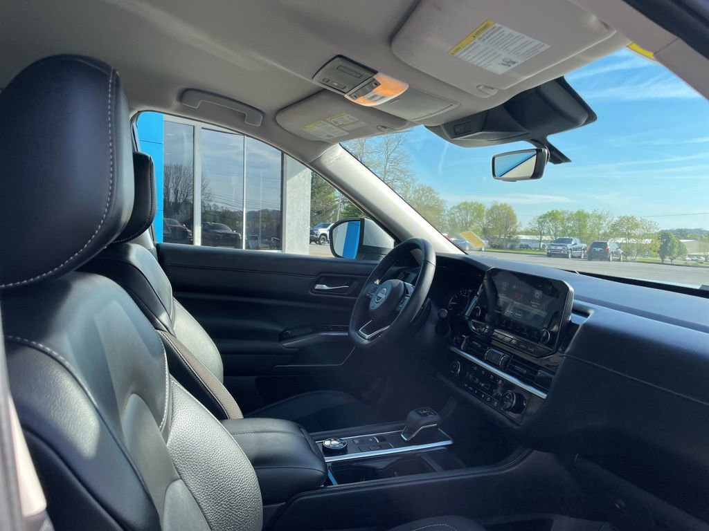 Used 2025 Nissan Pathfinder SL AWD/4WD image 29