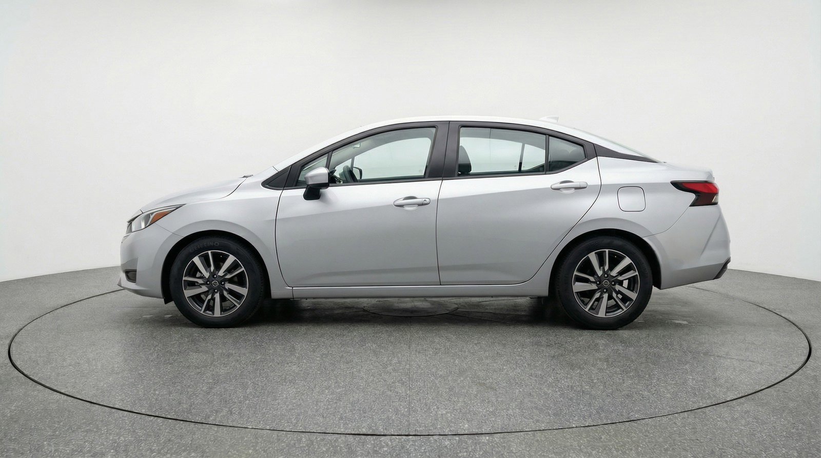 Used 2025 Nissan Versa SV image 4