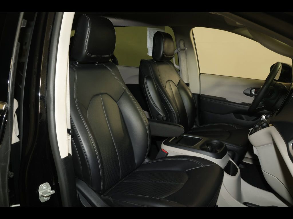 Used 2024 Chrysler Pacifica Touring-L image 26