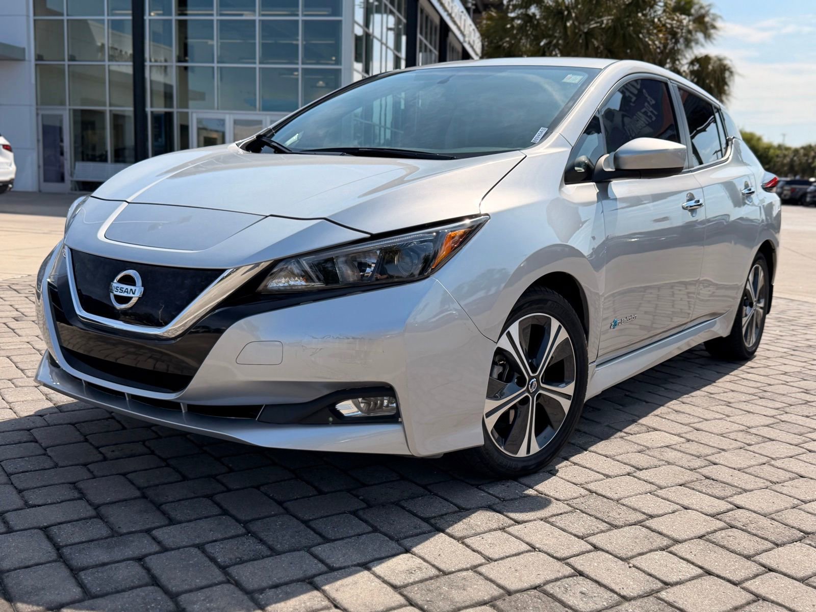 Used 2018 Nissan Leaf SV FWD image 1