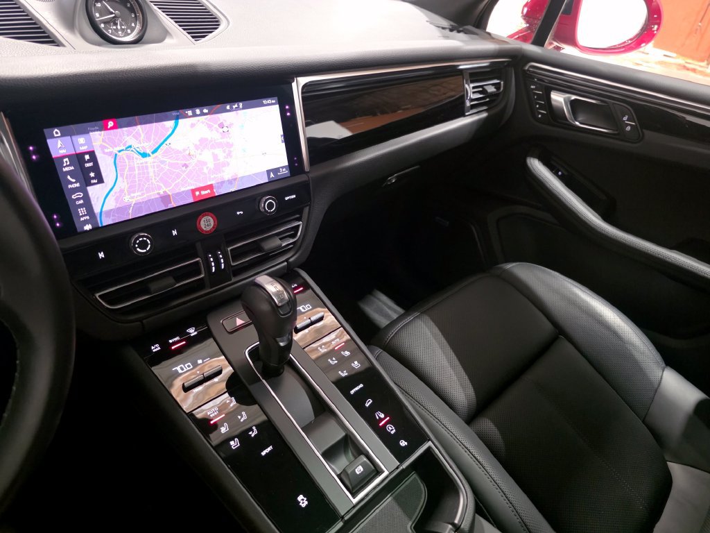 Certified 2024 Porsche Macan AWD/4WD image 32