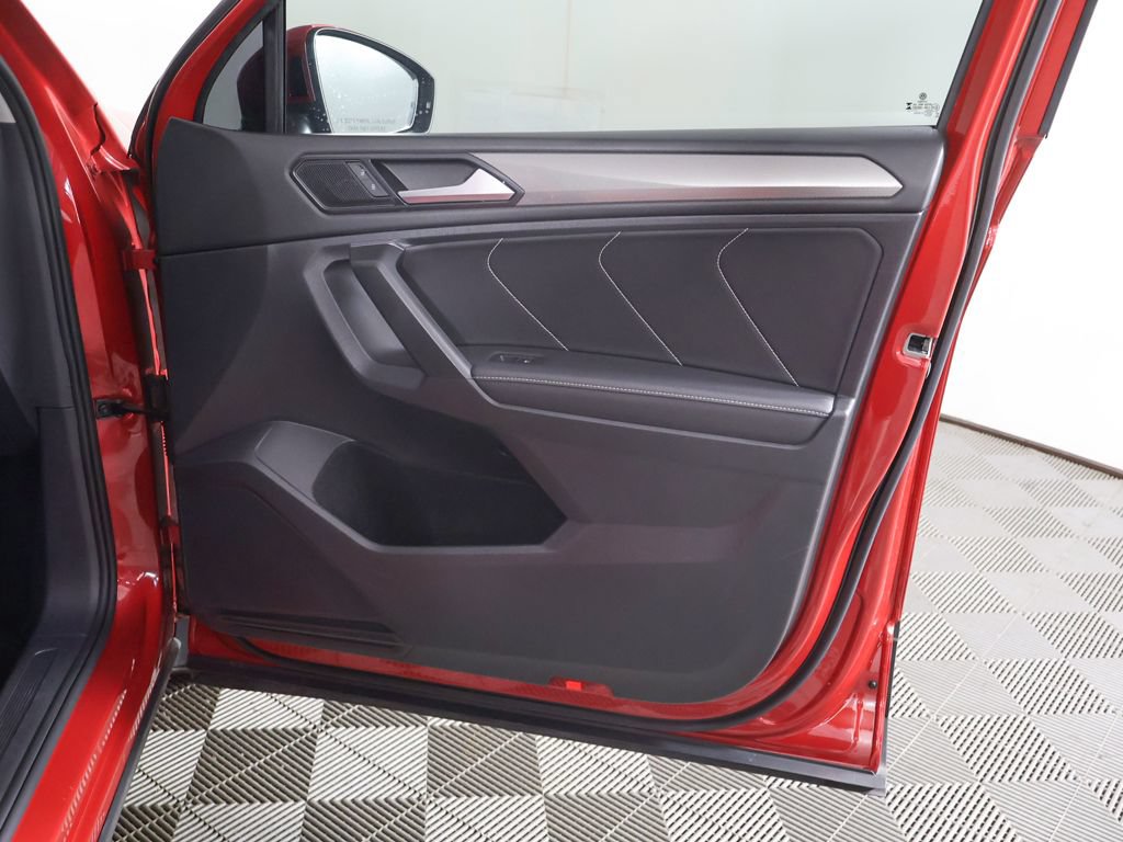 Used 2023 Volkswagen Tiguan SE w/ Panoramic Sunroof Package FWD image 26