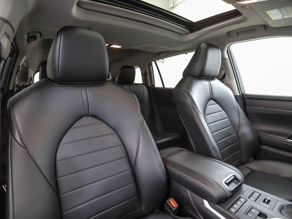 Used 2022 Toyota Highlander XLE AWD/4WD image 34