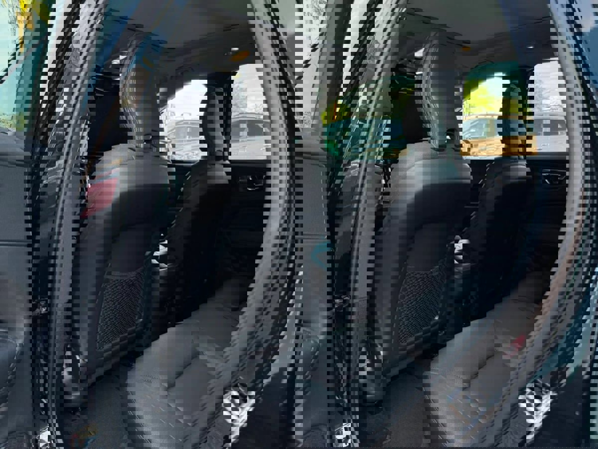 Used 2022 Volvo XC60 B5 Momentum image 42