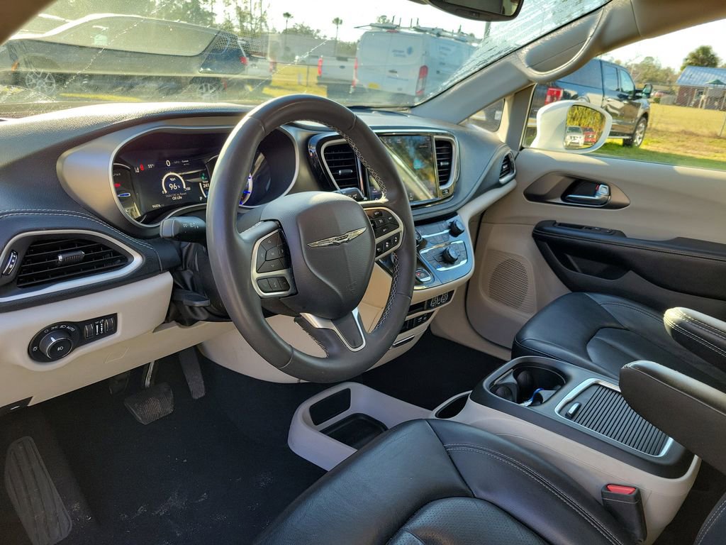 Used 2022 Chrysler Pacifica Touring-L image 14