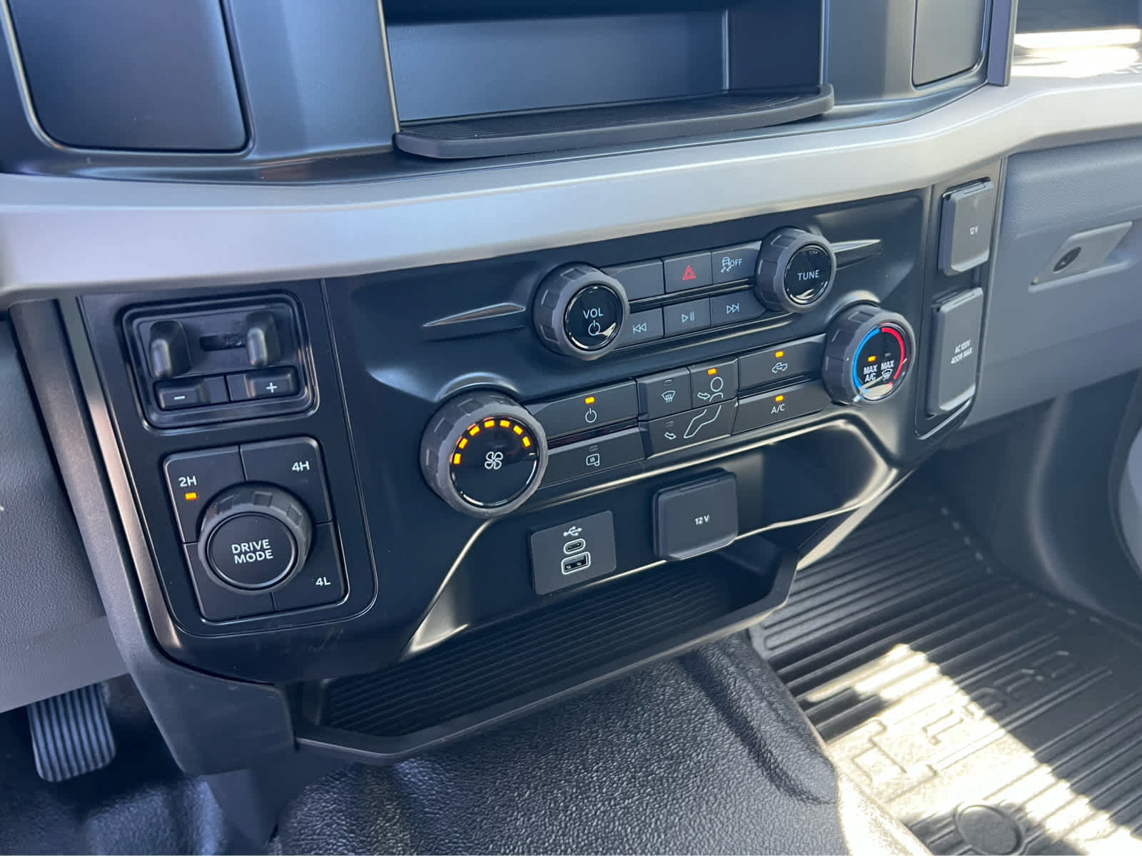 New 2026 Ford F550 4x4 Regular Cab Super Duty w/ XL Chrome Package image 28