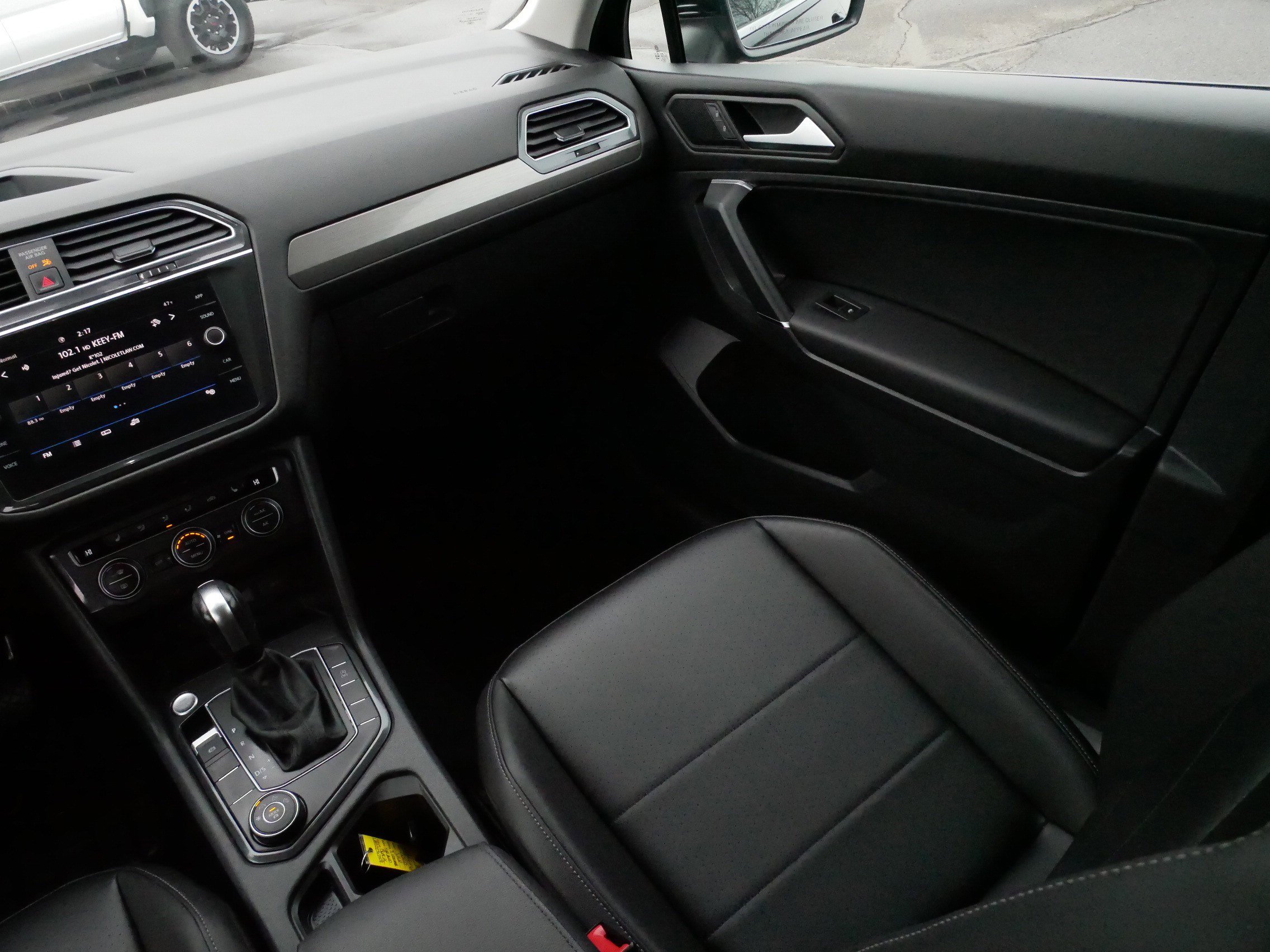 Certified 2020 Volkswagen Tiguan SE w/ Panoramic Sunroof Package image 11