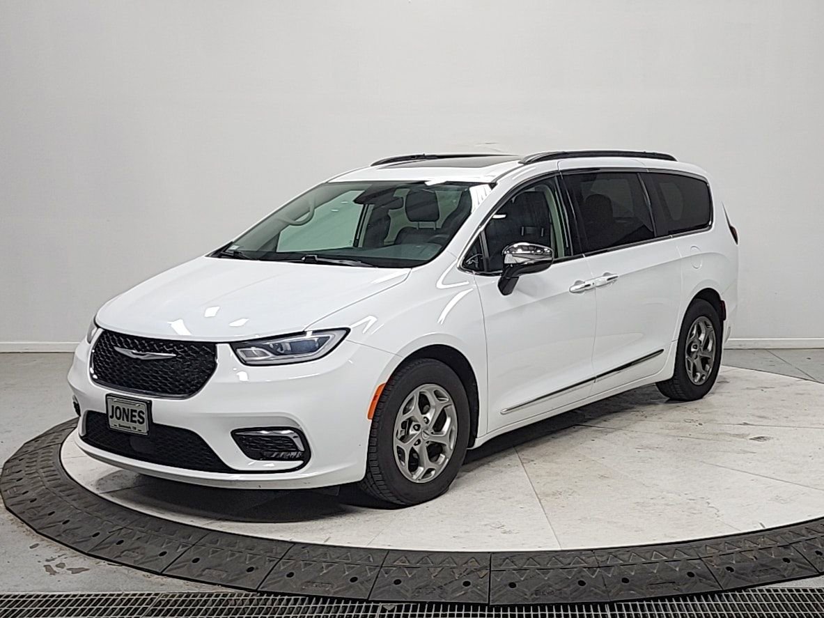 Used 2023 Chrysler Pacifica Limited image 3