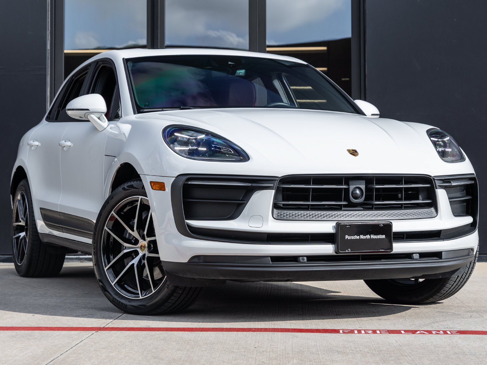 Certified 2025 Porsche Macan w/ Premium Package Plus AWD/4WD image 6