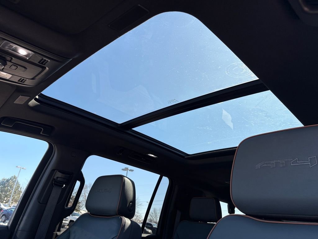 Used 2025 GMC Yukon XL AT4 AWD/4WD image 32